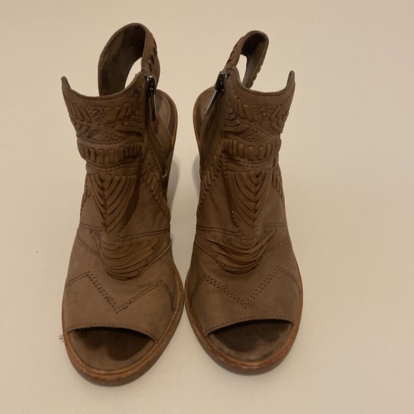 Vince Camuto block heel shoes, Size 5 - Picture 2 of 5